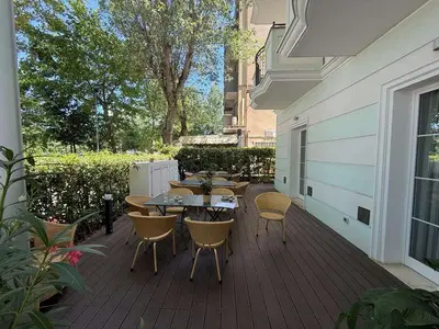 Piena proprietà di azienda esercente attività alberghiera denominata "Hotel Accademia" situata in Rimini, località Rivabella, Via Sabotino n. 6, come meglio descritta nella perizia di stima allegata, attualmente oggetto di contratto di affitto d'azienda.