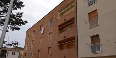 Piena proprietà abitazione sita in Matera alla via G. Pietrafesa n. 16, censita in Catasto al Foglio 68, particella 729 sub 62, rendita € 524,20, categoria A/3, classe 3, consistenza 7 vani, indirizzo: via Giovanni Pietrafesa n. 16 Piano 1; superficie 131 mq ; sub 63, rendita € 54,85, categoria C/6, classe 9, consistenza 18 mq , piano T, superficie 21 mq, confini: a Nord-Ovest con proprietà di altri e vano scala, a Sud-Est con proprietà di altri ed a Sud-Ovest con area di pertinenza del fabbricato