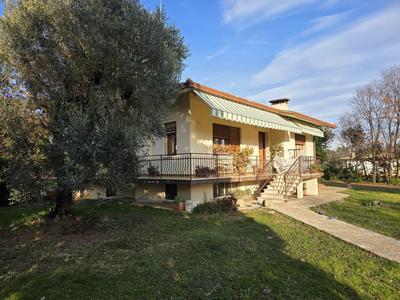 Unità residenziale singola di circa 209 mq commerciali su due livelli con...