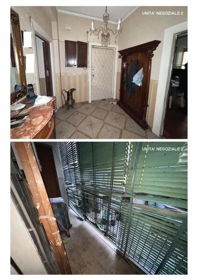 Piena e intera proprietà di un appartamento al piano primo, nel Comune di Napoli, alla Via Marco Aurelio Severino, 43, Scala B, Interno 2, avente accesso dalla porta a destra per chi, uscendo dall’ascensore giunge al piano, composto da ingresso, tre vani, cucina, bagno, ripostiglio, disimpegno e tre balconi. 