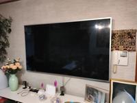 Lotto composto da:-  Tv color Samsung con telecomando 75 pollici;- Salotto con divano a tre posti, una poltrona e tavolino rettangolare con ripiano in cristallo;- Mobile ad angolo in legno;- Mobile in legno con tre cassetti;- Orologio a pendolo alto c.a. 180cm;- Mobile leccato bianco a tre ante alto c.a. 50 cm;- Pianoforte a colonna;- Vetrinetta a due ante in vetro altezza c.a. 180cm;- Mobile in legno con 4 ante e 4 cassetti con pensile.