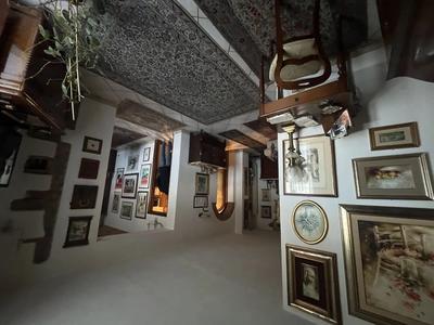 Piena proprietà di compendio immobiliare sito in Monteriggioni (SI), frazione CastellinaScalo, Via Guglielmo Marconi n. 20, composto da appartamento e magazzino, tra lorocomunicanti.Descrizione sommaria del beneL’unità abitativa si sviluppa su due livelli: al piano terreno ingresso, soggiorno, cucina,disimpegno, bagno e cantina; al piano primo due camere, vano accessorio e bagno. Il magazzino,posto al piano terreno, è comunicante con l’abitazione. La superficie commerciale complessiva èdi mq 206,40.