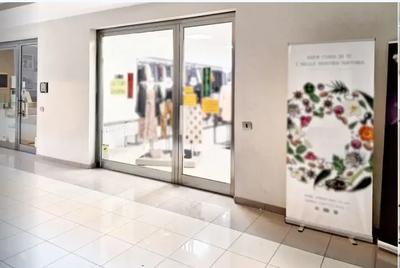 Locale commerciale con due garage sito a Gubbio (PG), in via Don Giuseppe Diana. Per maggiori informazioni visitare il portale www.quimmo.it - Codice annuncio 22970