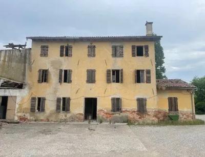 Complesso di immobili a destinazione produttiva agricola comprendente: ex...