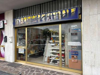 Negozio con magazzino