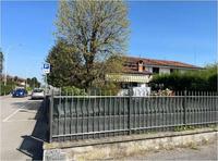Villa di testa composta da soggiorno cucina tre camere due bagni box e taverna 