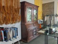 Credenza con alzata in legno color noce, misure: Mt....