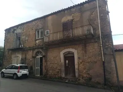 Piena proprietà di unità immobiliare composto dai corpi A-B-C-D (così come...