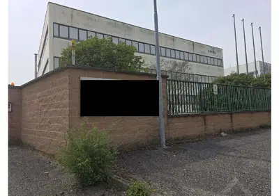 In comune di Robassomero (TO), Via Giovanni Giolitti 9 piena proprietà di capannone industriale composto da piano seminterrato dove trovano posto la centrale termica, i locali tecnici, gli spogliatoi, la mensa, i servizi igienici, oltre ad altri locali di servizio. Area verde e cortile.