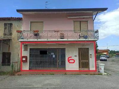 LOTTO PRIMO: Due unità immobiliari ad uso commerciale che si sviluppano per...