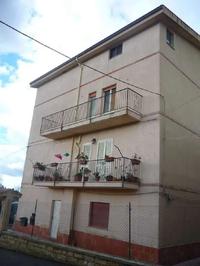 APPARTAMENTO PER CIVILE ABITAZIONE POSTO AL PRIMO PIANO, GARAGE PERTINENZIALE, QUOTA CORTE ANTISTANTE FABBRICATO E TERRENO.