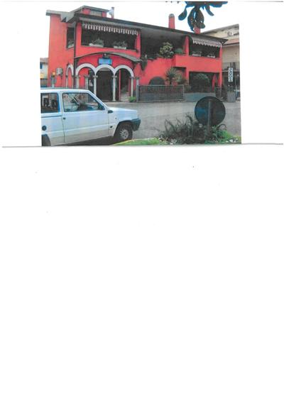 piena proprietà di un negozio attualmente di complessivi mq. netti 136,01 oltre a mq. netti 8,56 dell'annesso portico, facente parte di un fabbricato sito in Lariano (Rm) piazzale Martiri della Libertà n. 5, posto al piano terra e avente accesso dalla corte comune. Occupato dall'esecutato; emesso ordine di liberazione che verrà eseguito ad aggiudicazione definitiva. Il tutto come meglio descritto nell'elaborato peritale depositato in atti.