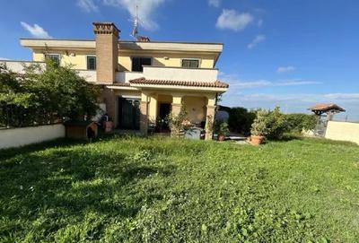 LOTTO 1: Piena proprietà di un villino sito nel Comune di Albano Laziale...