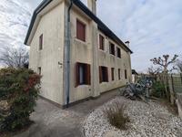 Appartamento di ca. mq. 105 al primo piano di un fabbricato di due piani fuori terra costituito da due appartamenti, in area a destinazione prettamente agricola a circa 1 Km dalla località Malcontenta. Composto da ingresso, soggiorno, cucina, disimpegno, antibagno, ripostiglio, due camere (di cui una utilizzata al momento a studio) e due bagni finestrati. Occupato dal debitore esecutato e quindi libero al decreto di trasferimento