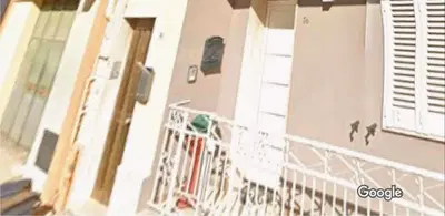 Piena proprietà per la quota 1000/ 1000  di civile abitazione sita in Copertino alla via Carlo del Prete  n. 36 posta al piano Terra con cantina di pertinenza e piano Primo.Sviluppa  una superficie reale Lorda di 184,07 mq; una superficie reale netta di 146,01 mq e un volume di 640,56 mc.               Il piano seminterrato misura una superficie reale lorda di 32,59 mq e una superficie reale netta di 23,82 mq,  volume tot. 73,00 mc. Giardino di pertinenza 19,66 mq. 