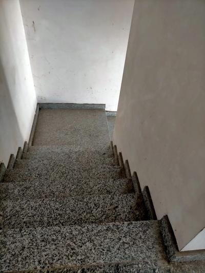 Appartamento piano secondo (terzo fuori terra) composto da ingresso, cucina, bagno 1, terrazzo, disimpegno, camera 1, camera 2, camera 3, bagno 2, e balcone. Cantina al piano terra. 