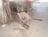  Carriola; Armadio in ferro chiuso con 3 smerigliatrici...