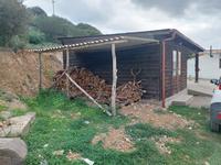 Fabbricato ad uso abitazione con giardino di pertinenza. Il fabbricato, al piano terra, è composto di una zona giorno, costituita da uno spazio adibito a sala da pranzo e soggiorno con un angolo cottura, un disimpegno dal quale si ha accesso al bagno e all'unica camera presente, oltre ad un'ampia veranda, un vano tecnico, ora adibito a ripostiglio, ed un ulteriore spazio coperto. Sono, altresì, presenti alcune strutture precarie per il ricovero degli animali e un corpo accessorio in legno.