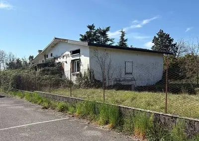 Il compendio immobiliare oggetto di stima è costituito da un'abitazione al grezzo avanzato composta da piano scantinato, terra e primo, con uno scoperto pertinenziale adibito a verde-giardino. L’immobile è accessibile direttamente dalla via pubblica. L'immobile non risulta completato e il permesso di costruire è scaduto è necessario presentare una pratica per il completamento dei lavori (costo stimato Euro 4.000,00 già decurtato dal prezzo base d’asta). L’immobile è libero.