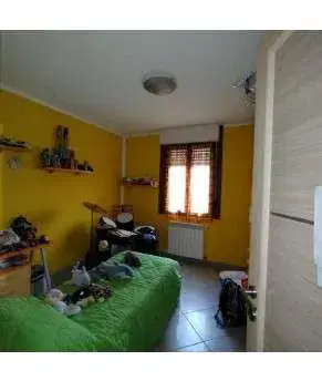 Appartamento con annessa autorimessa della superficie commerciale di mq 111,65 posto al piano primo scala A interno 1, composto di ingresso/disimpegno, cucina, due bagni, soggiorno/pranzo, quattro vani oltre a balcone sul lato Nord Est, balcone sul lato Sud Ovest e cantina al piano terreno.  Garage di 15 mq.