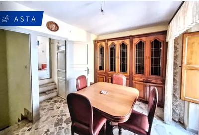 Abitazione a Petralia Sottana (PA), via Rosa 22. Centro storico di borghetto. Superficie commerciale di 80,00 mq. Tre livelli con accesso autonomo su strada e scala. Ingresso, 3 stanze, bagno, cucina, soggiorno, balcone e ripostiglio. Impianti e finiture da ammodernare. Stato di abbandono. Necessaria manutenzione straordinaria Per maggiori informazioni visitare il portale www.quimmo.it - Codice annuncio 2515057