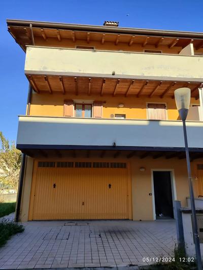 Intera piena proprietà di: Bene n. 24) Villetta a schiera sviluppantesi su tre piani fuori terra, facente parte di fabbricato inserito in un complesso condominiale e composta: al piano terra, da ingresso con vano scale; al piano primo, da vano scale, atrio, bagno, cucina-soggiorno e balcone; al piano secondo, da vano scale, atrio, bagno, due camere da letto e balcone; con annessa area cortiliva; Bene n. 25:) Garage pertinenziale posto al piano terra del medesimo corpo di fabbrica