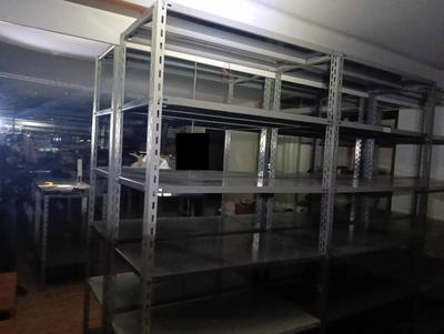 Lotto 2: Stock composto da arredamento e scaffalature, mobili da ufficio...